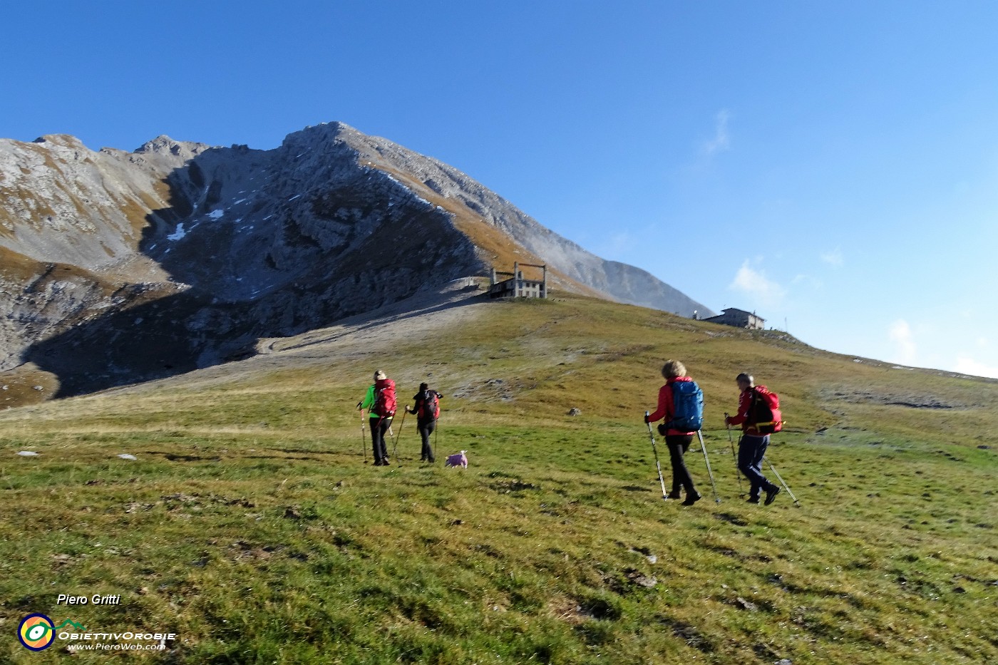 17 Sui pascoli del Piancansaccio con vista verso Capanna 2000.JPG